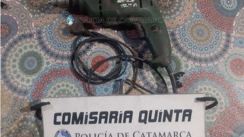 Atrapan a un sujeto con un taladro y un celular con funda rosa