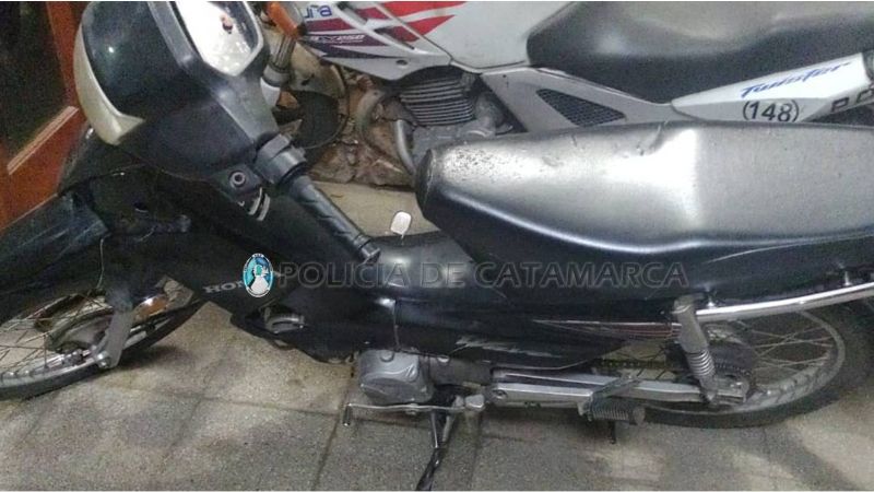 Abandonaron una moto en el barrio La Antena