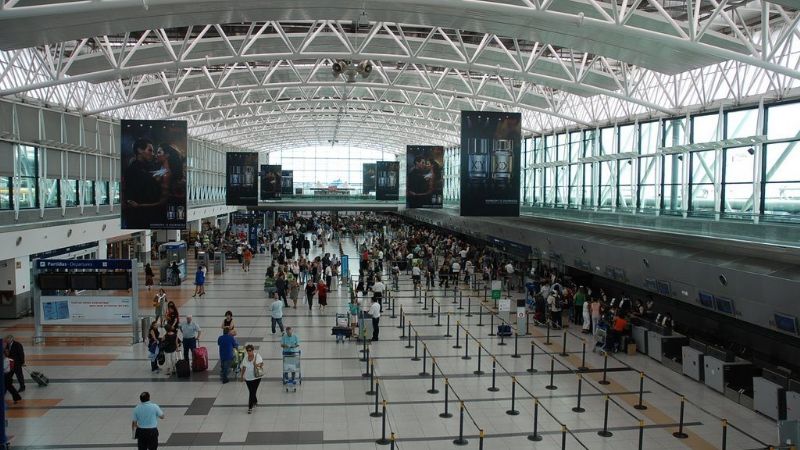 Detuvieron a un pasajero que robó a una empleada del aeropuerto