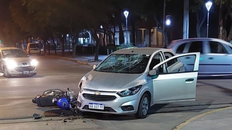 Menor al volante giró indebidamente y arrasó a un delivery