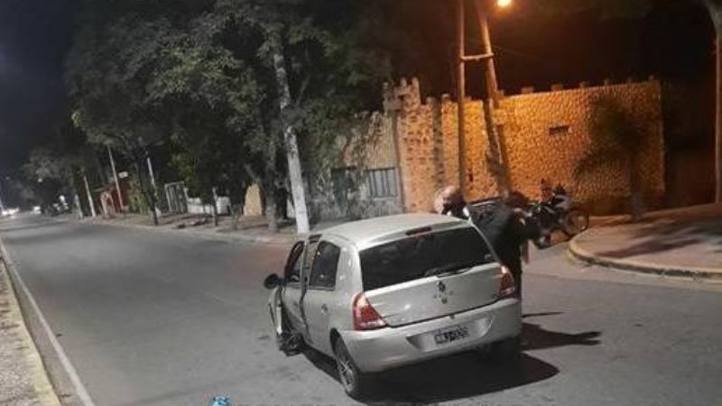 Conductor perdió el control y chocó contra el cantero en Av. Presidente Castillo