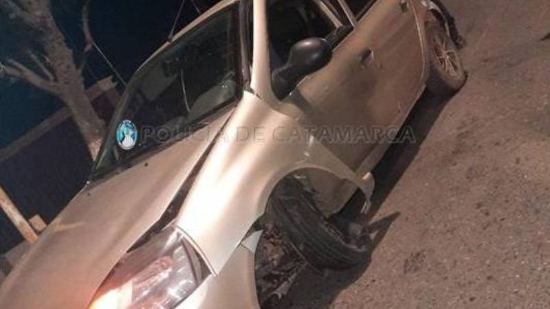 Conductor perdió el control y chocó contra el cantero en Av. Presidente Castillo