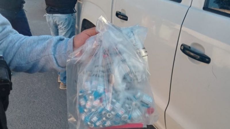 Allanamiento: encuentran frascos vacíos similares a los de las vacunas