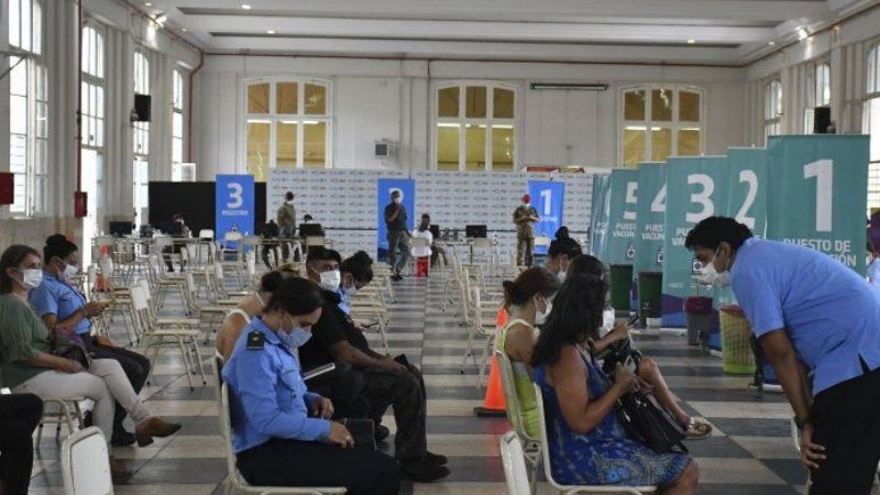 Guardaron por error casi 500 vacunas en un freezer