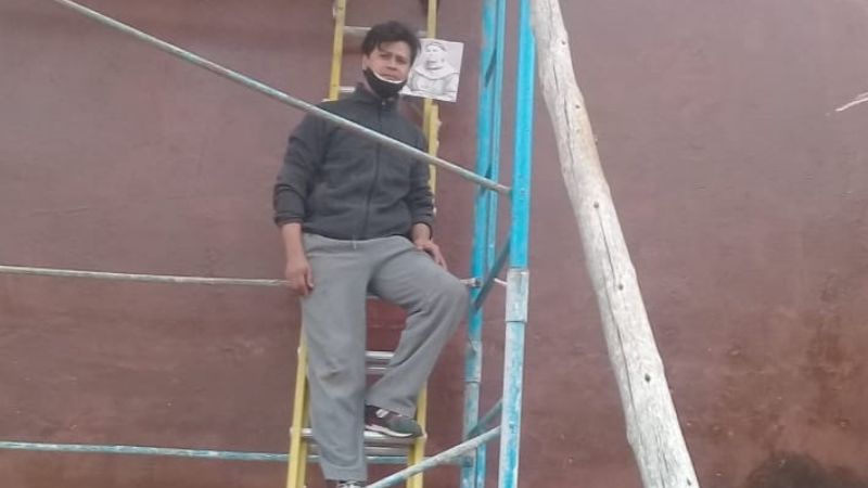 El pintor Luciano Reynoso con la “musa” de Esquiú