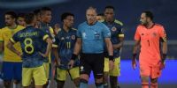 EL REFERÍ PITANA recibe los reclamos de Colombia por el gol de Brasil, luego que la pelota pegara en su cuerpo.