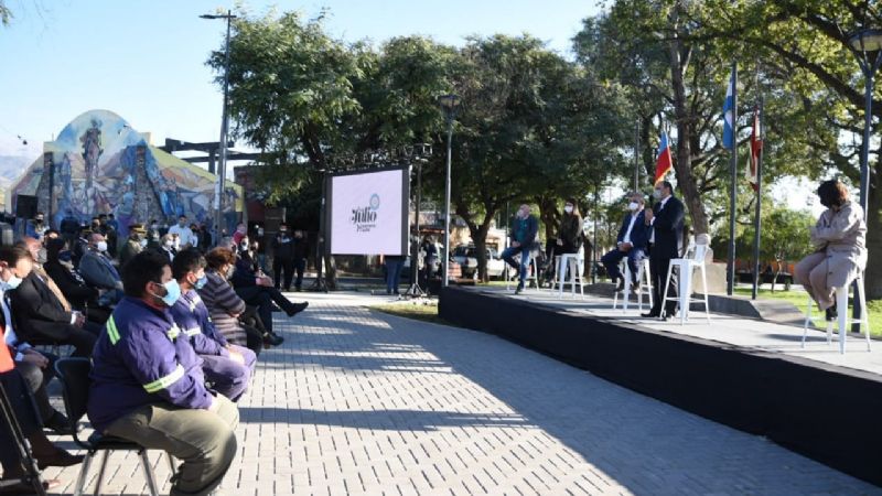En el Día de la Independencia, inauguraron las obras en la Plaza del Maestro
