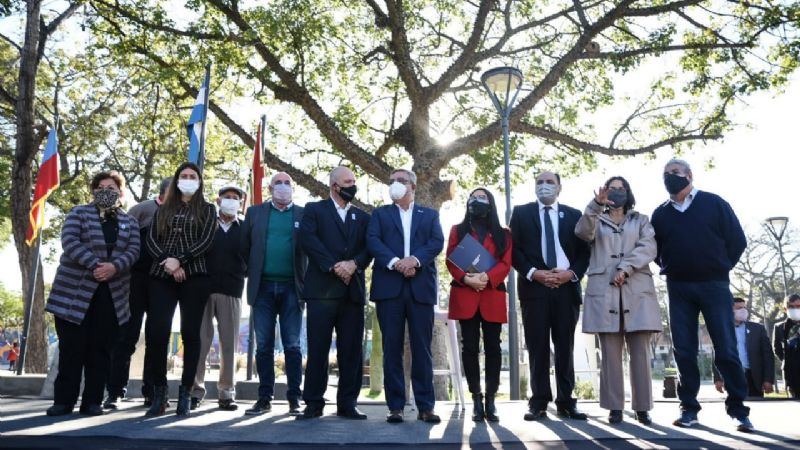 En el Día de la Independencia, inauguraron las obras en la Plaza del Maestro