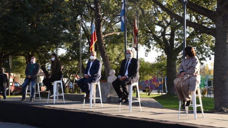 En el Día de la Independencia, inauguraron las obras en la Plaza del Maestro