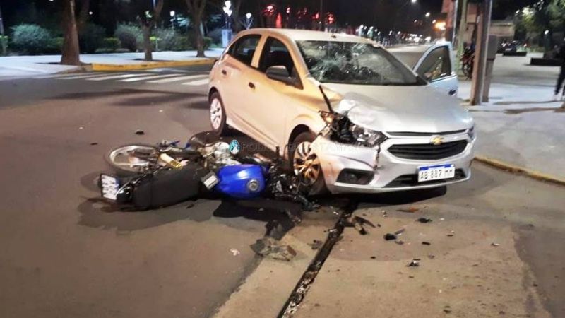 Menor al volante giró indebidamente y arrasó a un delivery