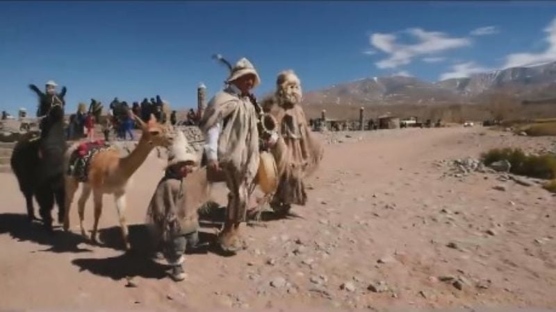 Con los cerros nevados, Laguna Blanca rindió homenaje a la Pachamama