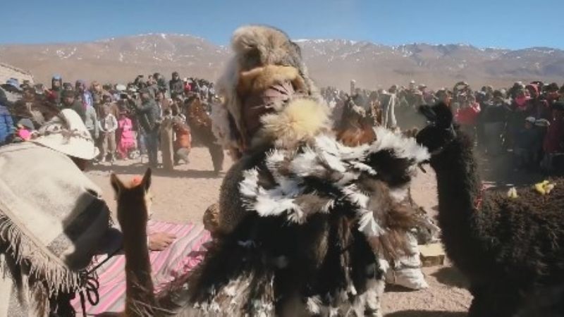 Con los cerros nevados, Laguna Blanca rindió homenaje a la Pachamama