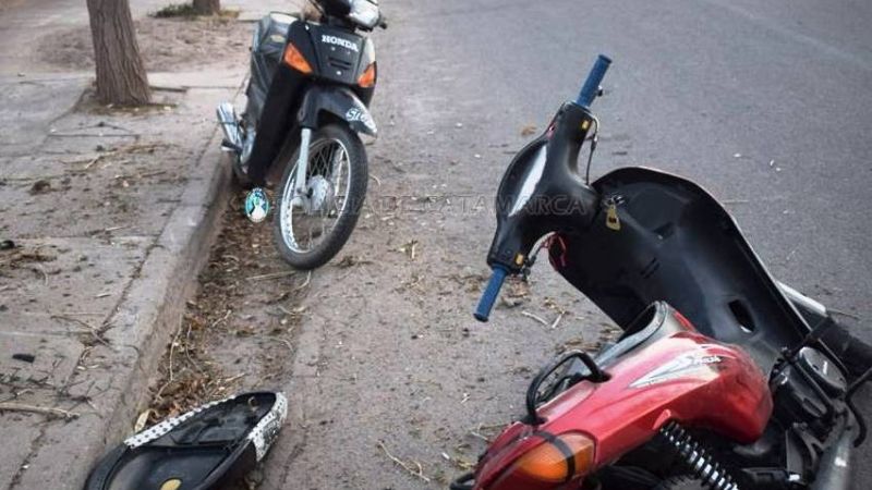 Dos menores y un jovencito heridos tras un choque de motos