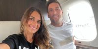 ANTONELLA ROCUZZO junto a su esposo, Lionel Messi en el avión que hoy los llevó a París.