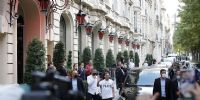 MESSSI en su llegada al hotel que lo albergará en los primeros días en París; sobre la Av. de los Campos Elíseos, a tres cuadras del Arco del Triunfo.