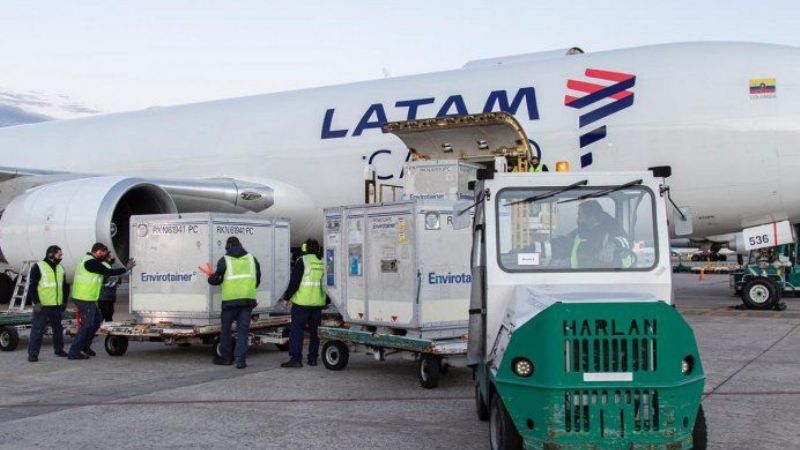 Llegó un vuelo con más de 200 mil dosis de la vacuna AstraZeneca