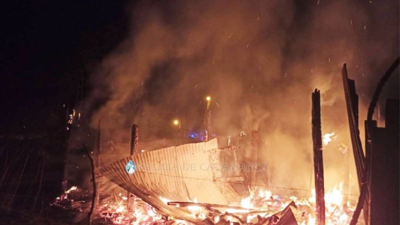Un incendio consumió una precaria vivienda