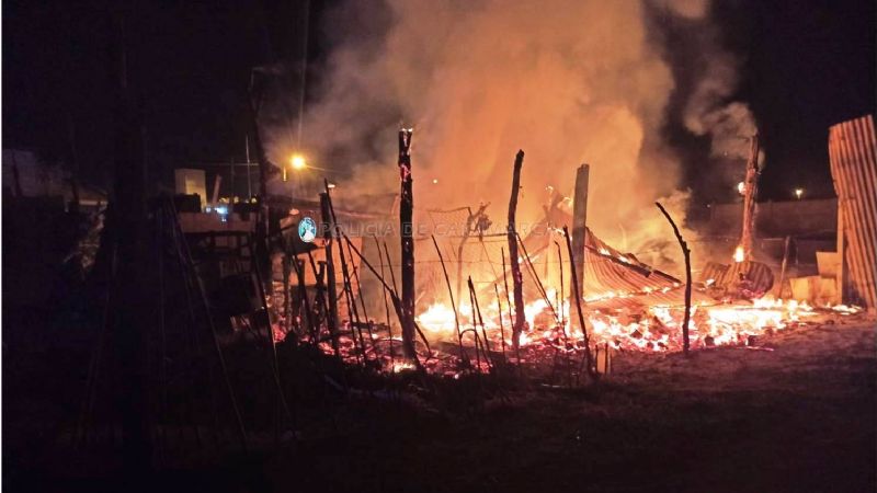 Un incendio consumió una precaria vivienda