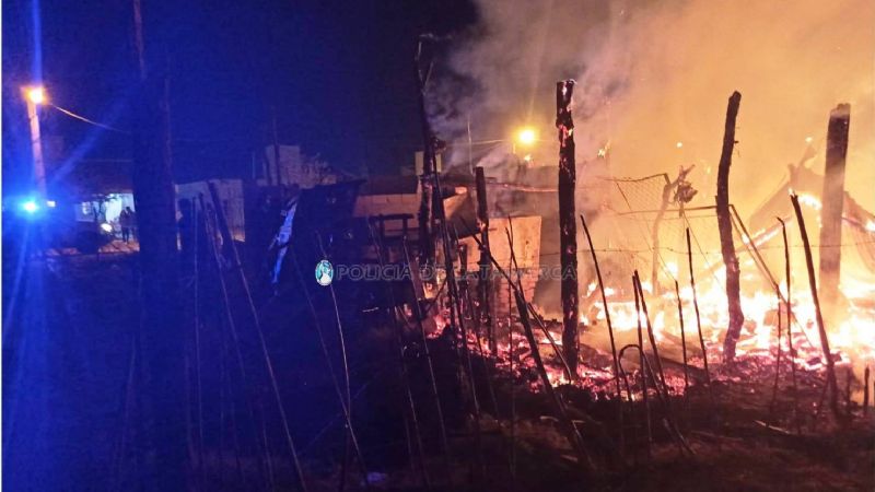 Un incendio consumió una precaria vivienda