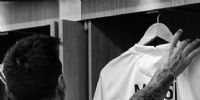 MESSI con la camiseta oficial puesta en la alternativa en su vestidor, en el vestuario del PSG.