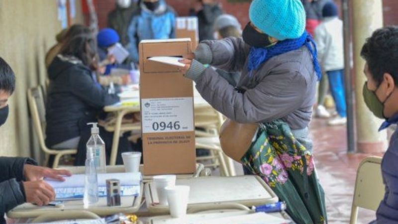 Elecciones en pandemia: cómo pegar el sobre con el voto sin usar saliva