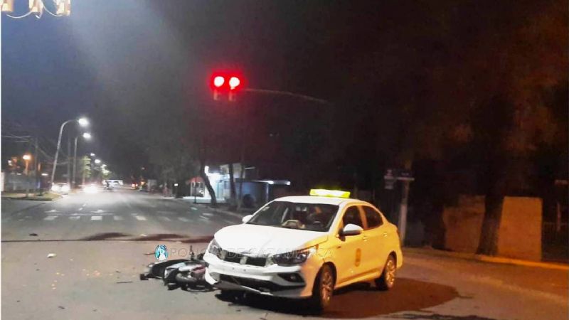 Taxista con pasajeros chocó contra una moto: dos mujeres heridas