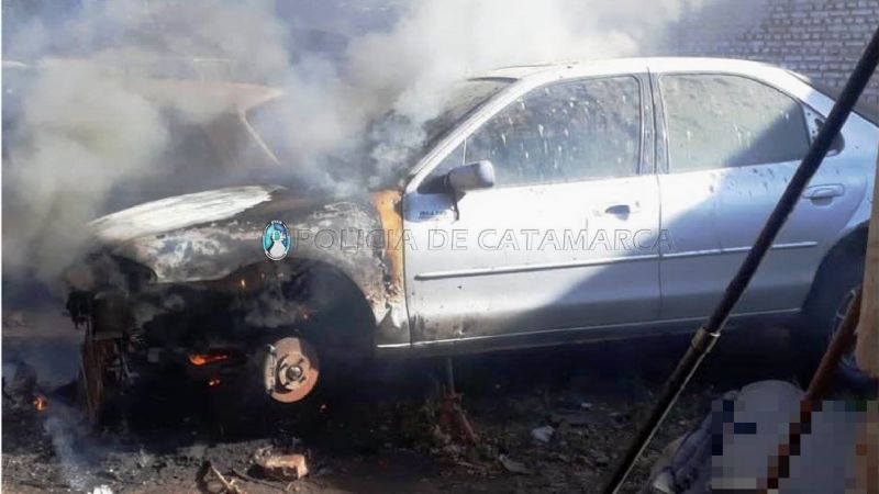 Se prendió fuego el motor de un auto
