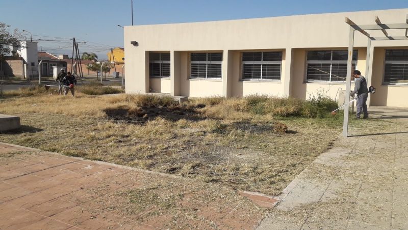 Siguen los trabajos de reparación y desmalezamiento en escuelas