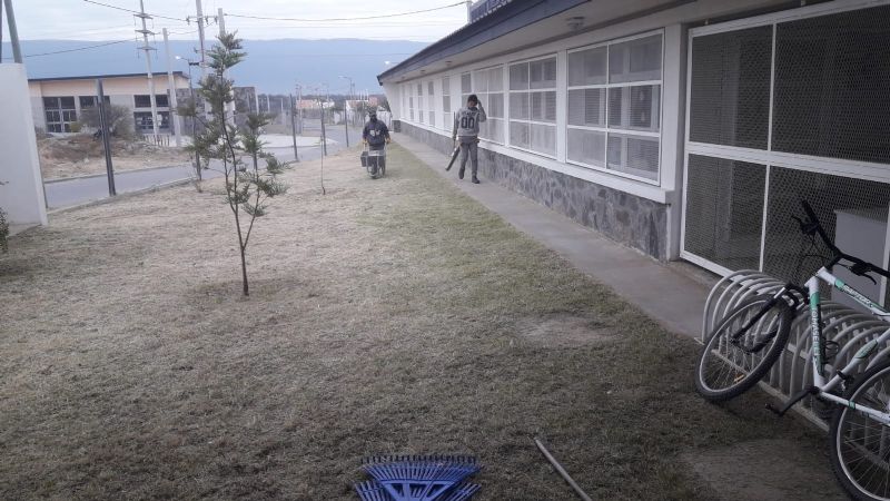 Siguen los trabajos de reparación y desmalezamiento en escuelas