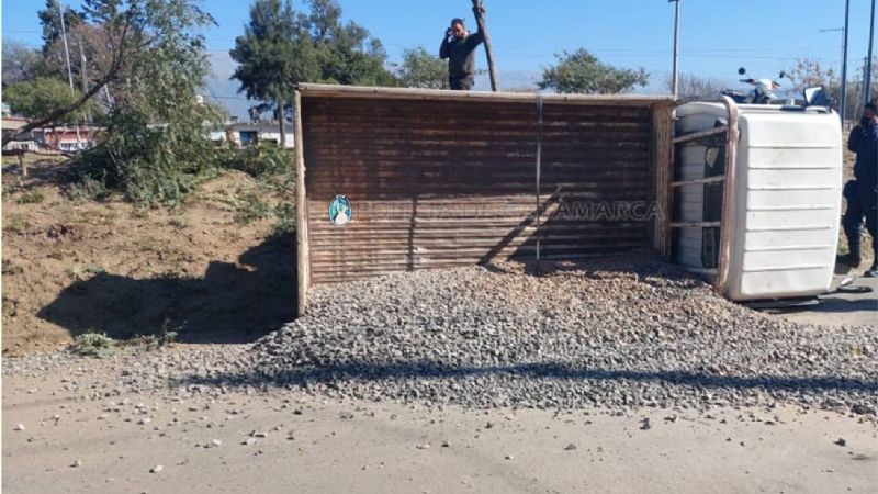 Perdió el control del camión y volcó en Av. Hipólito Irigoyen