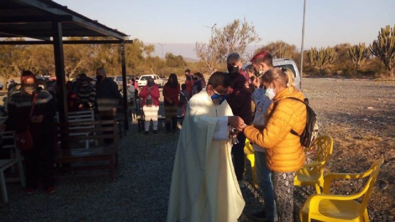 Emotivo traslado de la imagen de la Virgen en la Gruta de Choya