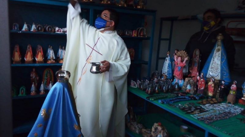 Emotivo traslado de la imagen de la Virgen en la Gruta de Choya