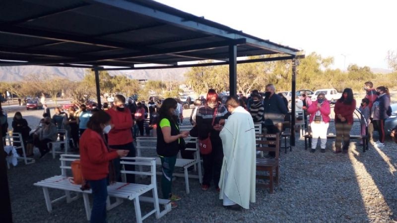 Emotivo traslado de la imagen de la Virgen en la Gruta de Choya