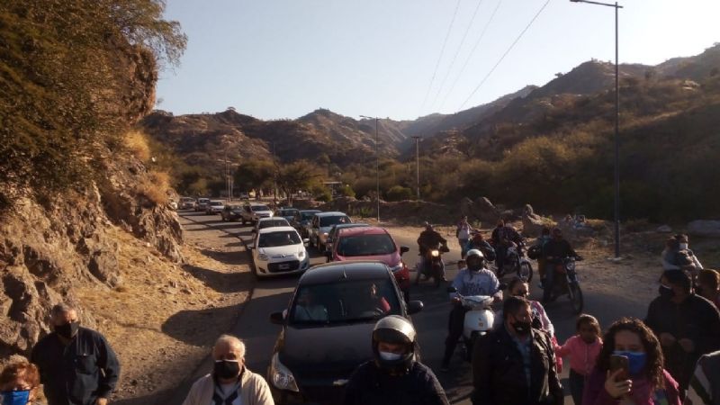 Emotivo traslado de la imagen de la Virgen en la Gruta de Choya