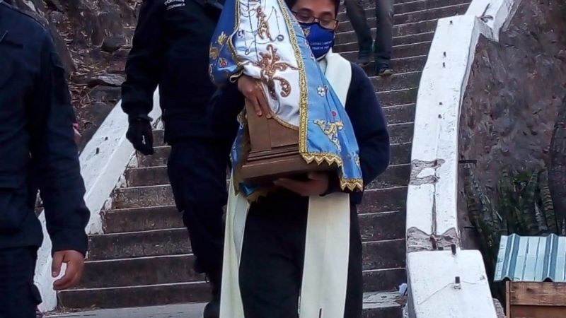 Emotivo traslado de la imagen de la Virgen en la Gruta de Choya