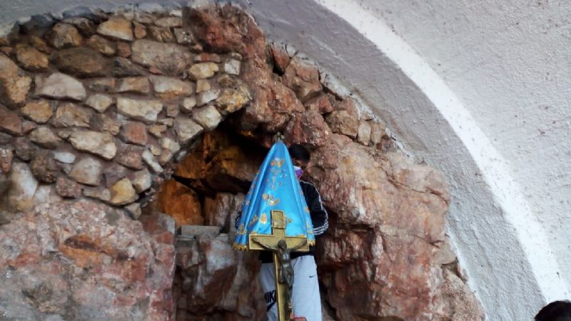 Emotivo traslado de la imagen de la Virgen en la Gruta de Choya