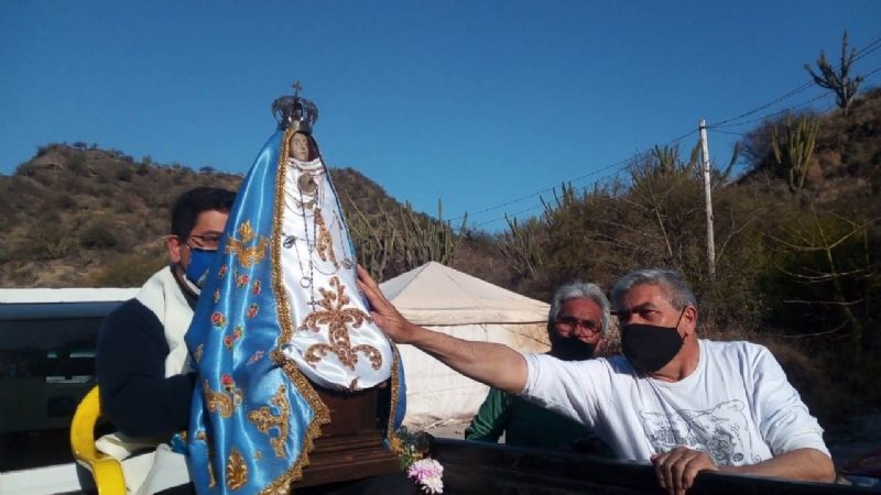 Emotivo traslado de la imagen de la Virgen en la Gruta de Choya