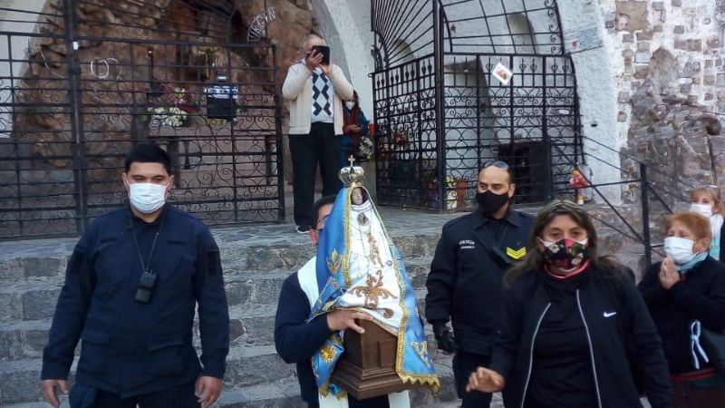 Emotivo traslado de la imagen de la Virgen en la Gruta de Choya