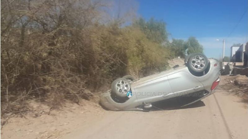 Joven perdió el control del auto y volcó en Fiambalá