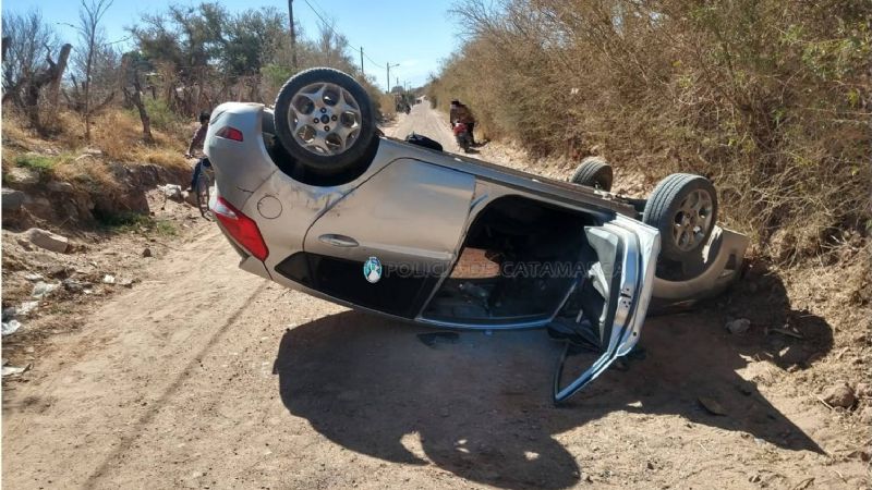Joven perdió el control del auto y volcó en Fiambalá