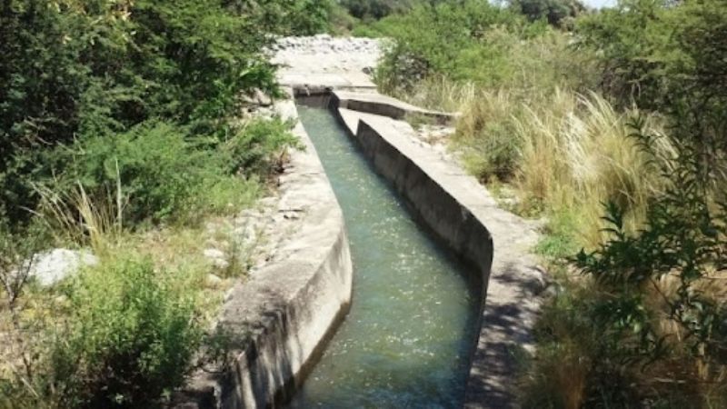 Encuentran a un hombre sin vida en un canal