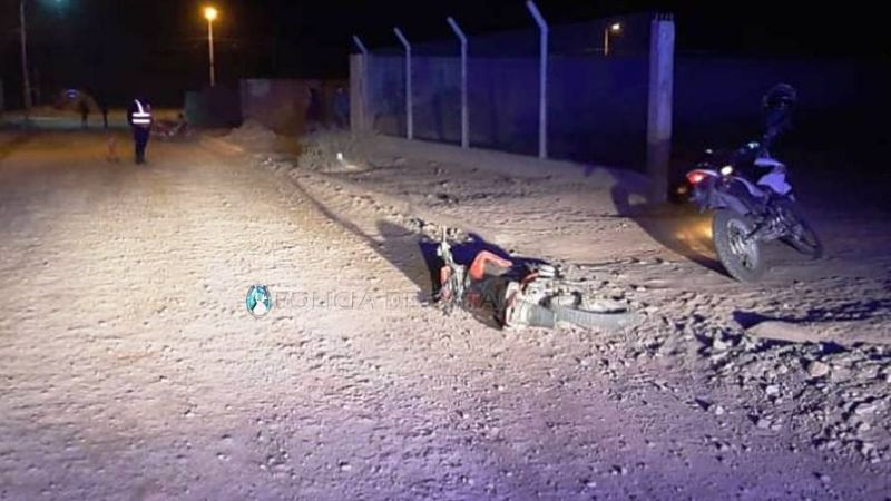 Motociclistas heridos al impactar contra un montículo de tierra