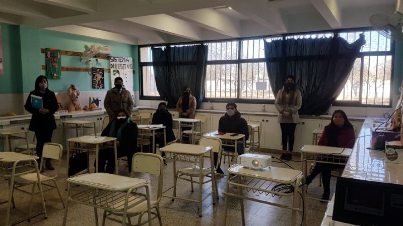 Presentación de módulos ESI-ENIA en escuelas secundarias