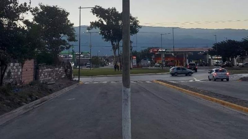 Inauguraron calle con un poste en el medio