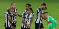 LO SUFRE ARMANI, mientras el Mineiro festeja uno de los golazos de Zaracho.