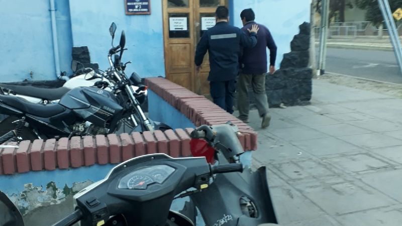 Detienen a falso empleado de EC SAPEM haciendo conexiones truchas