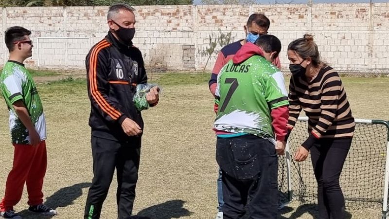 Escuelita de fútbol de San Martín recibió indumentaria