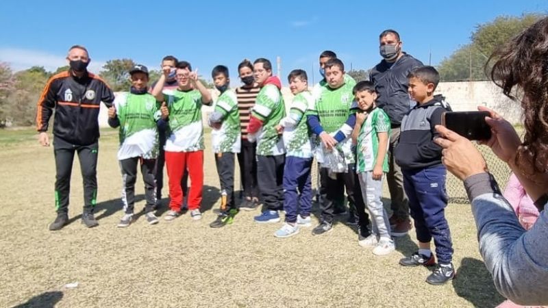 Escuelita de fútbol de San Martín recibió indumentaria