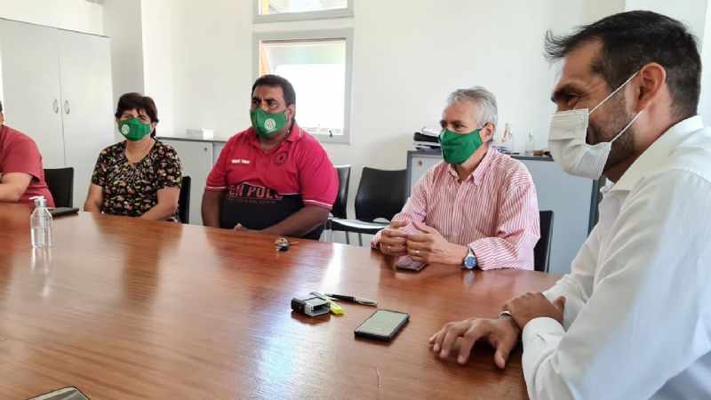 Gobierno y gremios negocian una mejora salarial