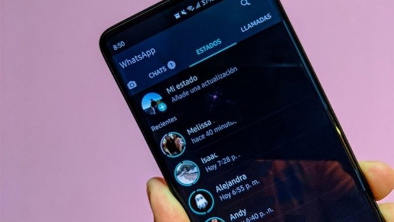 De qué se trata el modo "super oscuro" de WhatsApp